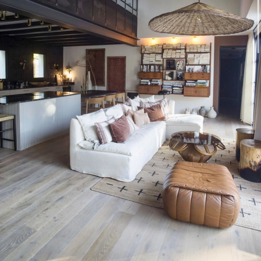 Exemple de pose de revêtement de sol dans une villa, on voit du parquet dans une beau salon