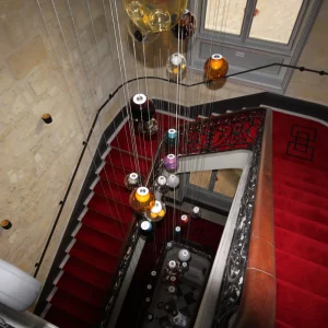 cage d'escalier d'hôtel de luxe