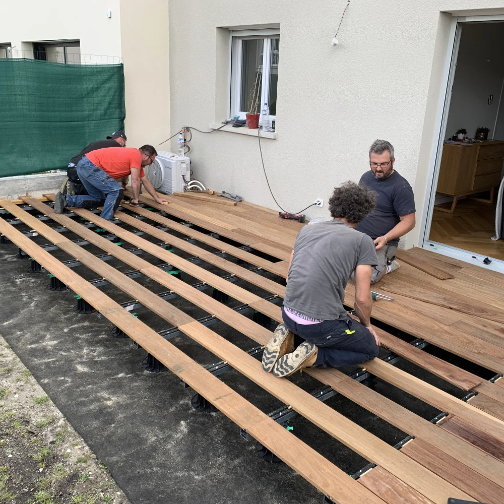 Ouvriers en train de poser une terrasse en bois